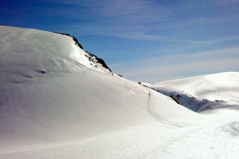 Denne bakken fins det folk som køyrer ned på ski.